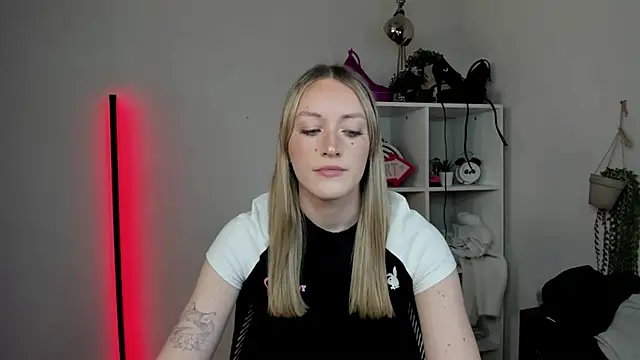 Snapshot of EvelynBlond chatting on April 2026 12:36:02 PM EvelynBlond online show from April 2026 12:36:02 PM