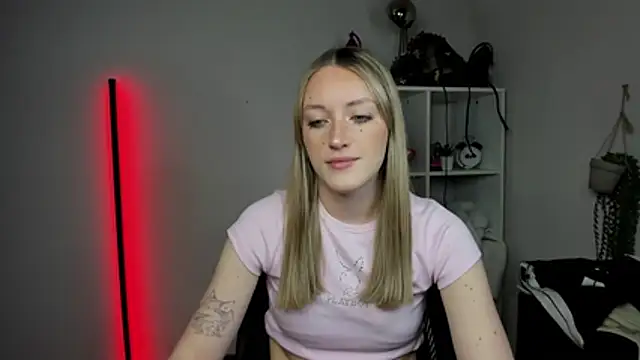 Snapshot of EvelynBlond chatting on April 2026 12:36:01 PM EvelynBlond online show from April 2026 12:36:01 PM