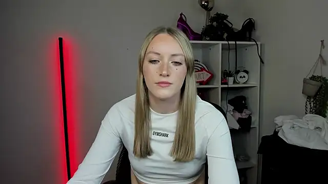 Snapshot of EvelynBlond chatting on April 2026 12:43:01 PM EvelynBlond online show from April 2026 12:43:01 PM