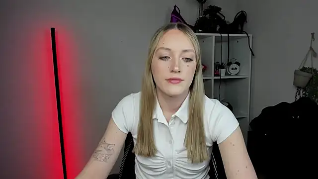 Snapshot of EvelynBlond chatting on April 2026 12:23:01 PM EvelynBlond online show from April 2026 12:23:01 PM