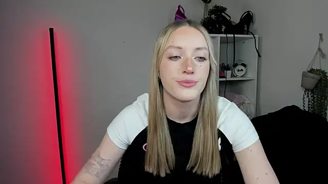 Snapshot of EvelynBlond chatting on April 2026 12:39:01 PM EvelynBlond online show from April 2026 12:39:01 PM