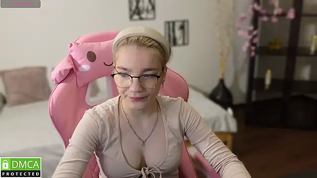 Megan Lora online show from November 2025 01:06:01 AM