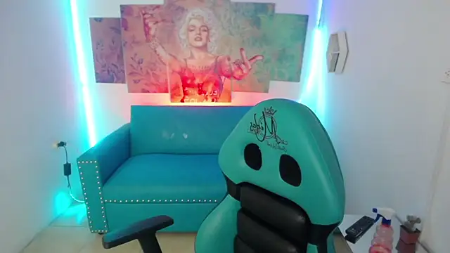 emmily m1  online show from December 2025 03:05:01 AM