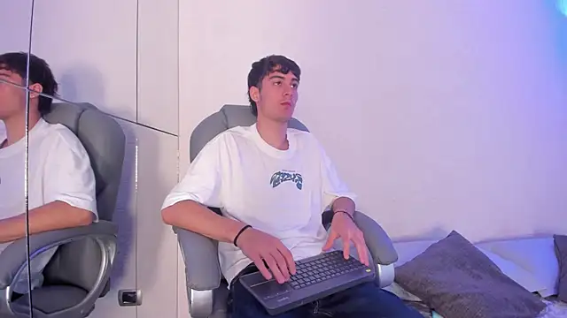 Emir Ozan  online show from November 2025 11:31:01 AM