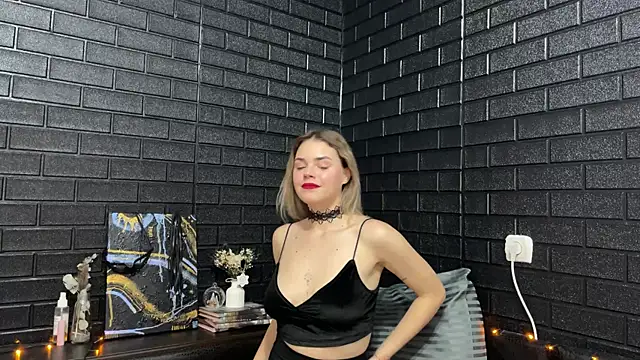 Snapshot of X_RisingStar_X chatting on December 2025 06:17:01 PM X RisingStar X online show from December 2025 06:17:01 PM