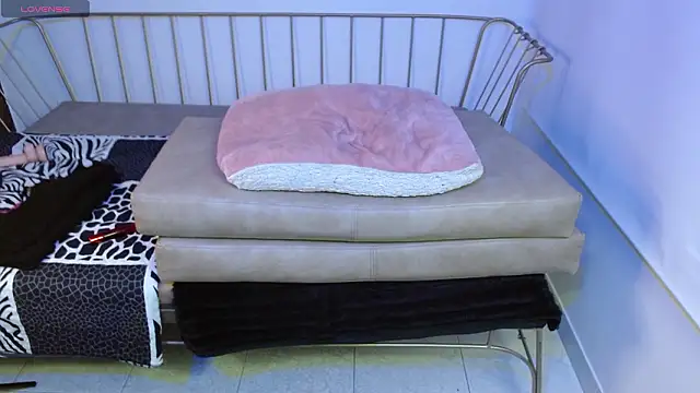 Roxanne vale online show from March 2026 01:11:01 AM