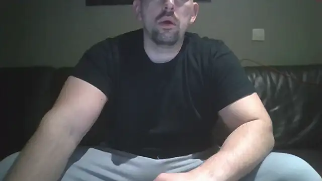 Snapshot of DeeLouLou chatting on November 2025 05:44:01 AM DeeLouLou online show from November 2025 05:44:01 AM