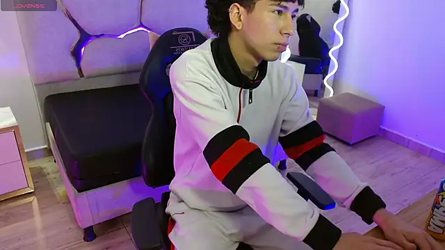 kaelwolf tay online show from November 2025 07:39:02 PM