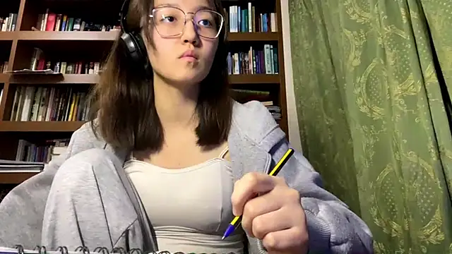 LinaClous online show from December 2025 03:39:01 PM