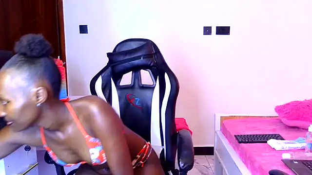 Snapshot of emma-112 chatting on February 2026 05:39:01 AM emma-112 online show from February 2026 05:39:01 AM