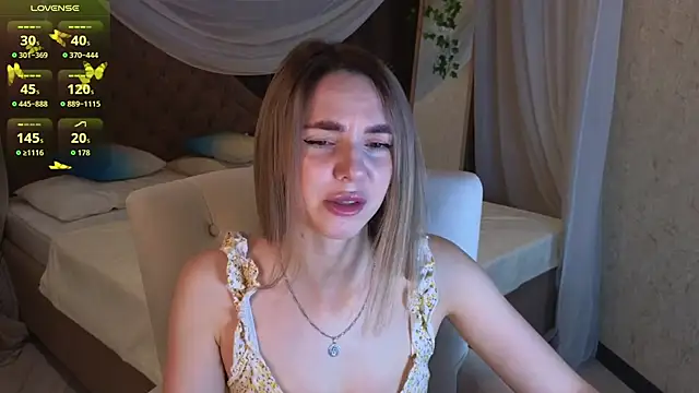 Snapshot of molly_crystal chatting on January 2026 01:31:02 AM molly crystal online show from January 2026 01:31:02 AM