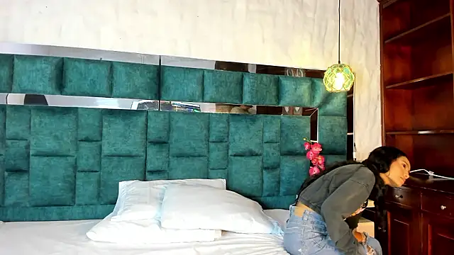  bonnyandclyde online show from February 2026 01:10:01 PM