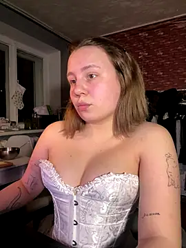 Annahylio online show from November 2025 08:10:01 PM