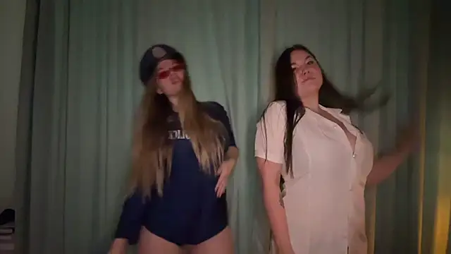 Snapshot of LunaAndFire chatting on December 2025 02:15:01 PM LunaAndFire online show from December 2025 02:15:01 PM