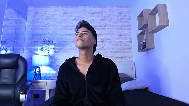 Simon Pernia online show from November 2025 06:34:01 PM