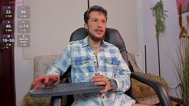 Snapshot of MTHW__ chatting on December 2025 10:08:02 PM MTHW online show from December 2025 10:08:02 PM