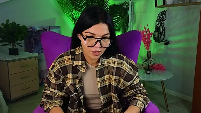 Snapshot of LulaMazzeo chatting on December 2025 08:52:01 AM LulaMazzeo online show from December 2025 08:52:01 AM