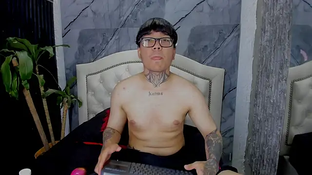 Noah West18 online show from December 2025 07:53:01 PM