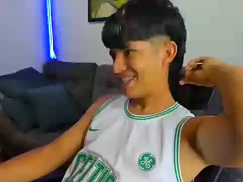 Snapshot of Mikke18 chatting on December 2025 03:37:02 AM Mikke18 online show from December 2025 03:37:02 AM