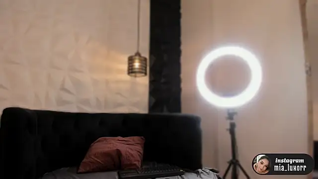 Mia Luxor online show from February 2026 11:53:01 AM