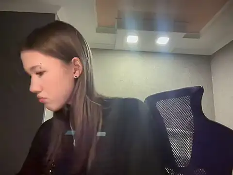 lilXdomii online show from December 2025 04:01:01 PM