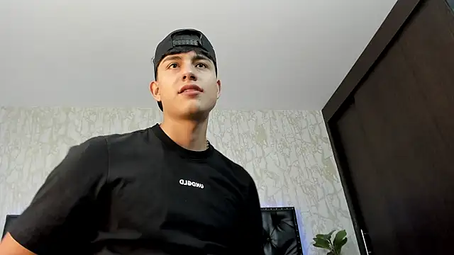 Snapshot of Lander_Cruz chatting on July 2026 08:11:01 PM Lander Cruz online show from July 2026 08:11:01 PM