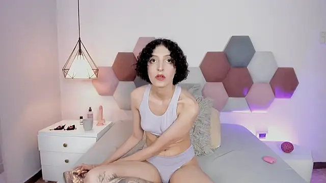 LyraVendrell online show from April 2026 12:32:01 AM