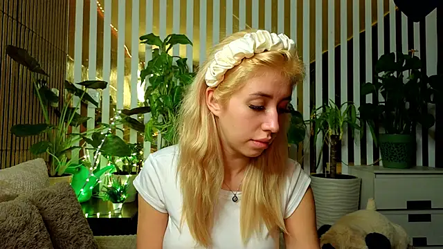 FlowweerGirl online show from December 2025 10:26:01 PM