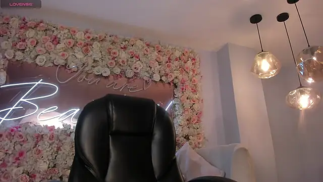 Snapshot of MadisonKane chatting on May 2026 11:28:01 AM MadisonKane online show from May 2026 11:28:01 AM