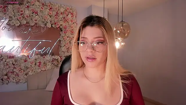 Snapshot of MadisonKane chatting on May 2026 11:15:02 AM MadisonKane online show from May 2026 11:15:02 AM