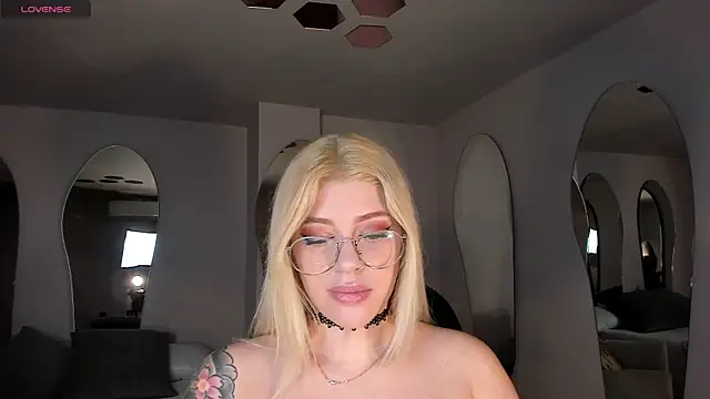 Snapshot of MadisonKane chatting on May 2026 11:40:02 AM MadisonKane online show from May 2026 11:40:02 AM