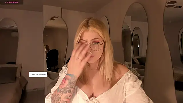Snapshot of MadisonKane chatting on May 2026 11:06:02 AM MadisonKane online show from May 2026 11:06:02 AM