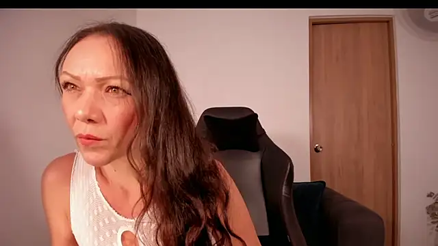 Snapshot of Cleoember_ chatting on December 2025 11:55:02 PM Cleoember online show from December 2025 11:55:02 PM