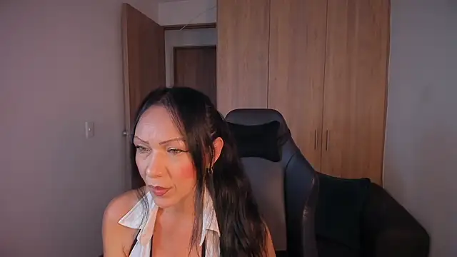 Cleoember  online show from February 2026 06:37:01 PM