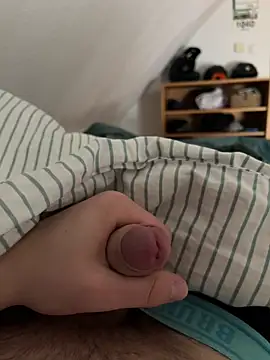 hannes256102 online show from April 2026 02:02:02 PM