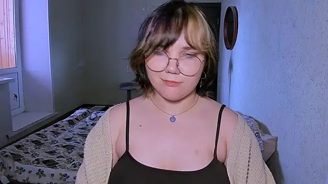 Snapshot of Lily-Violet chatting on April 2026 01:41:01 PM Lily-Violet online show from April 2026 01:41:01 PM