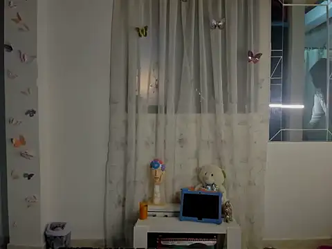 perla-thomson online show from December 2025 11:25:02 PM