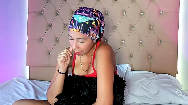 EmmaLawrence  online show from December 2025 07:11:01 PM