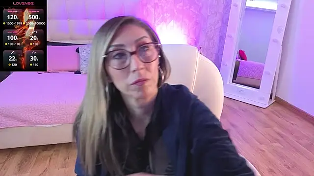 Snapshot of Scarlett_079 chatting on April 2026 11:48:02 AM Scarlett 079 online show from April 2026 11:48:02 AM