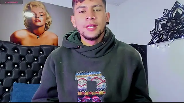 Snapshot of vaalentiino chatting on December 2025 03:30:02 PM vaalentiino online show from December 2025 03:30:02 PM