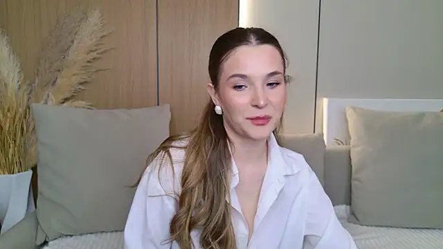 Lina Sinerz online show from May 2026 04:12:01 PM