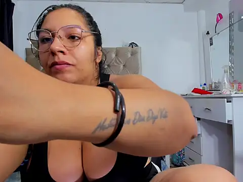 Snapshot of lulu_parker chatting on March 2026 01:32:02 AM lulu parker online show from March 2026 01:32:02 AM