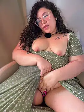 Snapshot of VanesssaMilf_ chatting on May 2026 06:28:02 PM VanesssaMilf online show from May 2026 06:28:02 PM