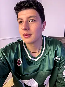 Snapshot of Goldenknight33 chatting on December 2025 12:32:01 PM Goldenknight33 online show from December 2025 12:32:01 PM