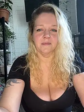 Snapshot of JenniferCarmen chatting on May 2026 06:21:01 AM JenniferCarmen online show from May 2026 06:21:01 AM