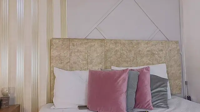 amber  moon  online show from December 2025 12:12:01 PM