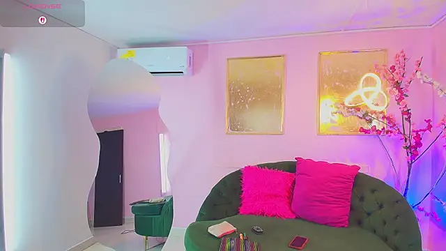 Snapshot of bella_moonlight_cr chatting on January 2026 03:31:02 AM bella moonlight cr online show from January 2026 03:31:02 AM