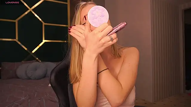 MollyyMayy online show from April 2026 07:18:02 PM