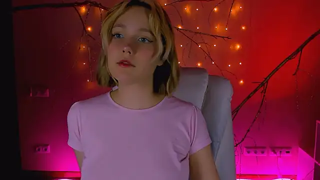 Snapshot of madeline_doll chatting on February 2026 11:31:01 AM madeline doll online show from February 2026 11:31:01 AM