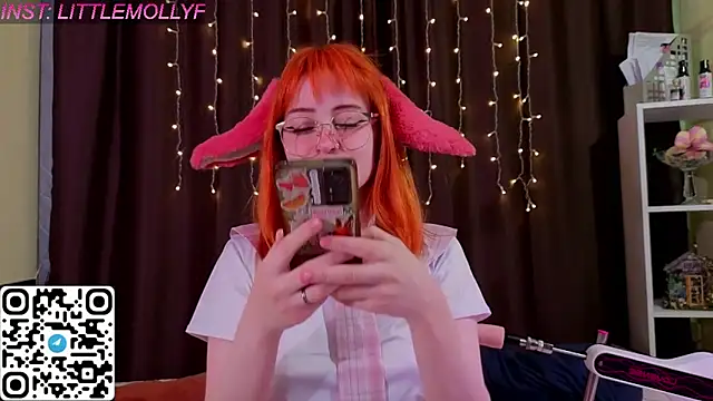 Snapshot of LittleFoxHole chatting on May 2026 01:12:01 AM LittleFoxHole online show from May 2026 01:12:01 AM